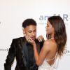 Neymar Jr. et Bruna Marquezine très amoureux lors du gala de l'amfAR à São Pulo au Brésil le 13 avril 2018.