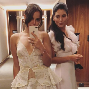 Pauline Ducruet et Shcanel Bakkouche à São Paulo au Brésil le 13 avril 2018, fin prêtes à leur hôtel (le Tivoli Mofarrej) avant de se rendre au 8e gala de l'amfAR. Image extraite de sa story Instagram le 13 avril 2018.