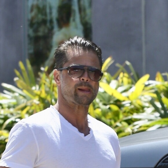 Exclusif - David Charvet, séparé depuis janvier de Brooke Burke, quitte le café Habana à Malibu le 13 avril 2018.