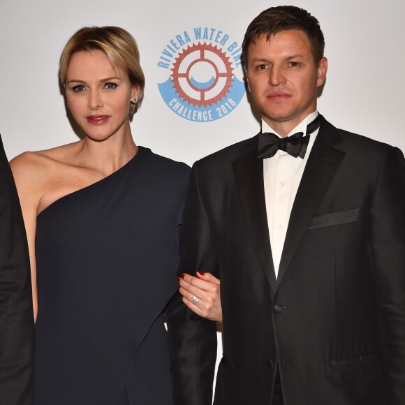 La princesse Charlene de Monaco au bras de son frère Gareth Wittstock lors du gala de la 2ème édition du "Riviera water bike challenge" au yacht club de Monaco le 14 avril 2018. © Bruno Bebert / Bestimage