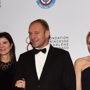 Gavin Varejes, Ryk Neethling, François Pienaar et sa femme Nerine, la princesse Charlene de Monaco, son frère Gareth Wittstock et Agnès Falco lors du gala de la 2ème édition du "Riviera water bike challenge" au yacht club de Monaco le 14 avril 2018. © Bruno Bebert / Bestimage