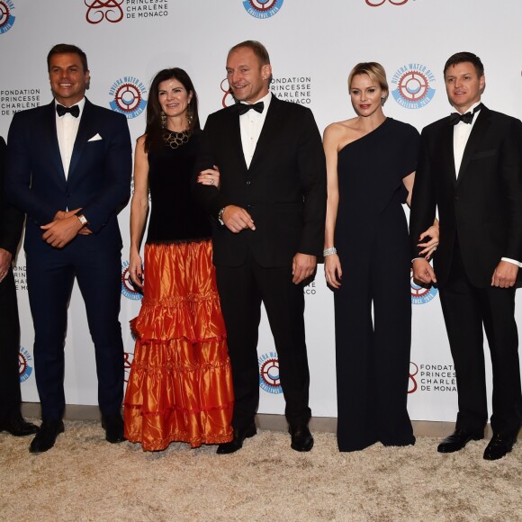 Gavin Varejes, Ryk Neethling, François Pienaar et sa femme Nerine, la princesse Charlene de Monaco, son frère Gareth Wittstock et Agnès Falco lors du gala de la 2ème édition du "Riviera water bike challenge" au yacht club de Monaco le 14 avril 2018. © Bruno Bebert / Bestimage
