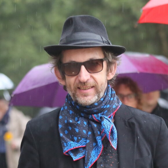 Le chanteur Arthur H. - Sorties - Obsèques de Jacques Higelin au cimetière du Père Lachaise à Paris le 12 avril 2018