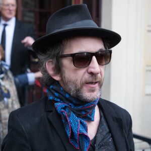 Arthur H à la sortie de l'hommage à Jacques Higelin au Cirque d'Hiver à Paris le 12 avril 2018.