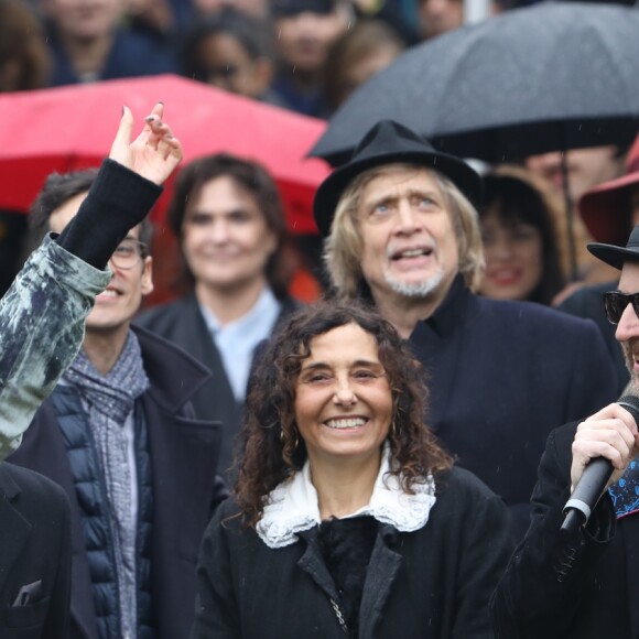 Kên Higelin, Izïa Higelin, sa mère Aziza Zakine, Arthur H lors des obsèques de Jacques Higelin au cimetière du Père Lachaise à Paris le 12 avril 2018.