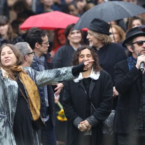 Kên Higelin, Izïa Higelin, sa mère Aziza Zakine, Arthur H lors des obsèques de Jacques Higelin au cimetière du Père Lachaise à Paris le 12 avril 2018.