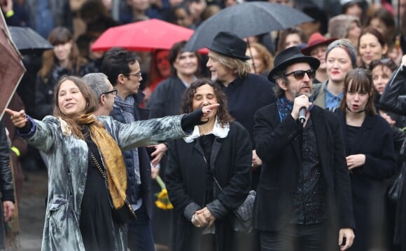 Kên Higelin, Izïa Higelin, sa mère Aziza Zakine, Arthur H lors des obsèques de Jacques Higelin au cimetière du Père Lachaise à Paris le 12 avril 2018.