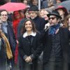 Kên Higelin, Izïa Higelin, sa mère Aziza Zakine, Arthur H lors des obsèques de Jacques Higelin au cimetière du Père Lachaise à Paris le 12 avril 2018.