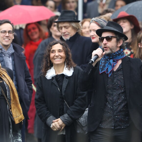 Kên Higelin, Izïa Higelin, sa mère Aziza Zakine, Arthur H lors des obsèques de Jacques Higelin au cimetière du Père Lachaise à Paris le 12 avril 2018.