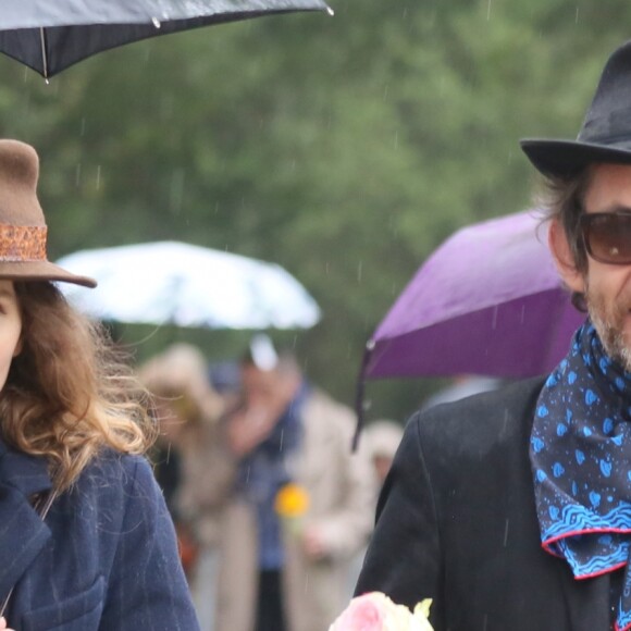 Le chanteur Arthur H. et sa compagne l'artiste Léonore Mercier - Sorties - Obsèques de Jacques Higelin au cimetière du Père Lachaise à Paris le 12 avril 2018