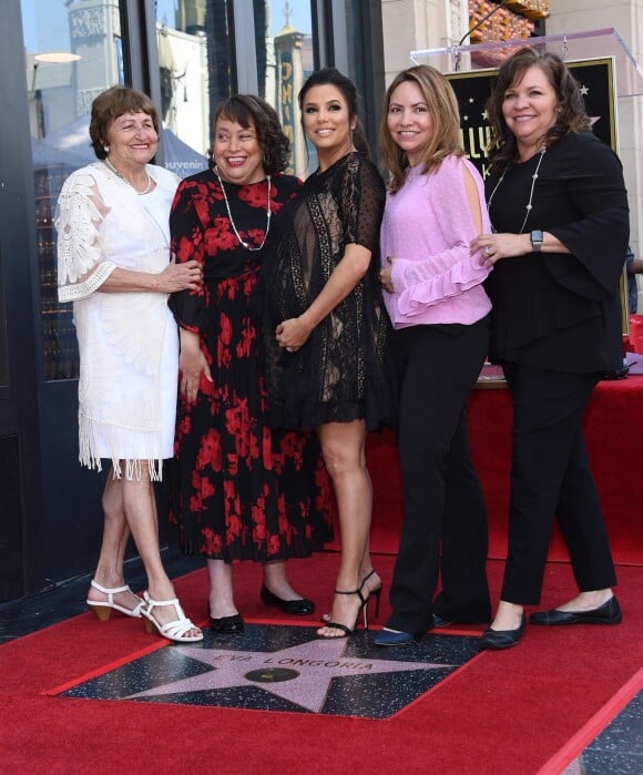Eva Longoria avec sa mère Ella Eva Mireles et ses soeurs Esmeralda, Elizabeth et Emily - Eva Longoria enceinte reçoit son étoile sur le Walk Of Fame à Hollywood, le 16 avril 2018