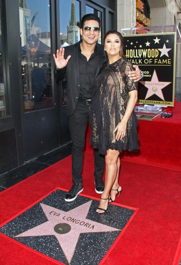 Mario Lopez, Eva Longoria enceinte - Eva Longoria reçoit son étoile sur le Walk Of Fame à Hollywood, le 16 avril 2018