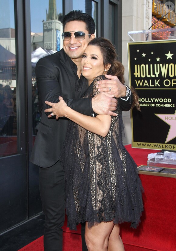 Eva Longoria enceinte, Mario Lopez - Eva Longoria reçoit son étoile sur le Walk Of Fame à Hollywood, le 16 avril 2018