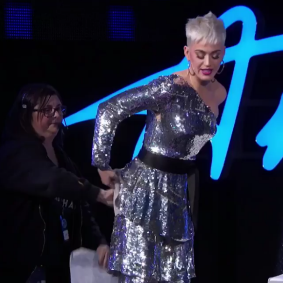 Katy Perry, victime d'une faille vestimentaire dans l'émission American Idol. Avril 2018.