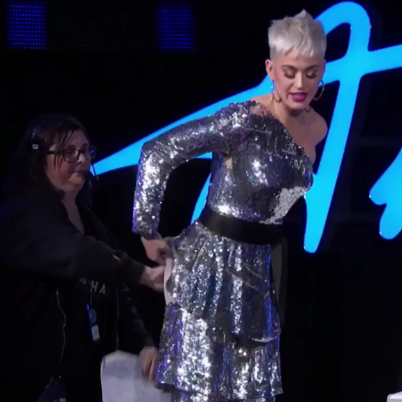 Katy Perry, victime d'une faille vestimentaire dans l'émission American Idol. Avril 2018.