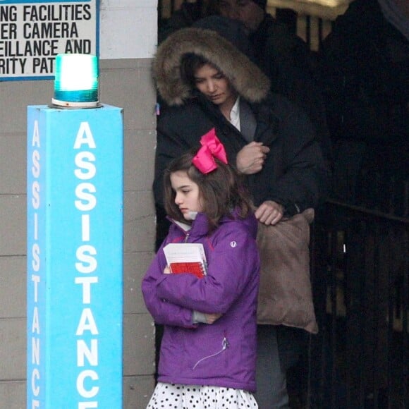 Exclusif - Katie Holmes fait une pause pour passer un moment avec sa fille Suri sur un tournage à Chicago, le 27 mars 2018