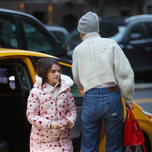 Exclusif - Katie Holmes et sa fille Suri Cruise s'arrêtent dans un restaurant végétarien de New York le 25 février 2018.