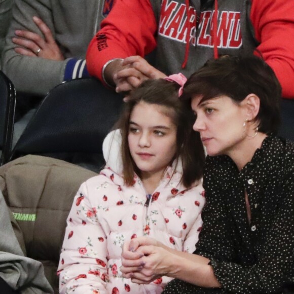 Katie Holmes et sa fille Suri assistent au match de basket de Oklahoma City Thunder vs NY à New York, le 16 décembre 2017
