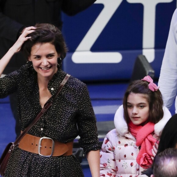 Katie Holmes et sa fille Suri assistent au match de basket de Oklahoma City Thunder vs NY à New York, le 16 décembre 2017