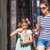 Exclusif - Katie Holmes et sa fille Suri Cruise se promènent avec leur petit chihuahua Honey dans les rues de New York. Le 17 août 2016