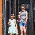 Exclusif - Katie Holmes et sa fille Suri Cruise se promènent avec leur petit chihuahua Honey dans les rues de New York. Le 17 août 2016