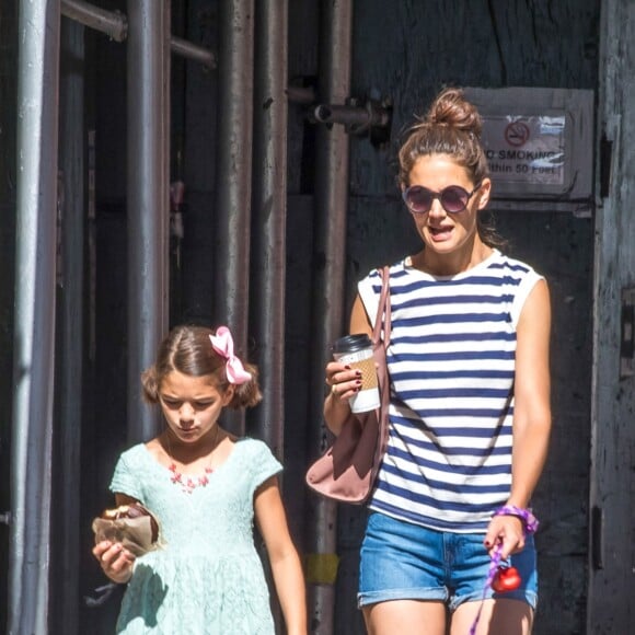 Exclusif - Katie Holmes et sa fille Suri Cruise se promènent avec leur petit chihuahua Honey dans les rues de New York. Le 17 août 2016