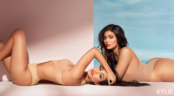 Kylie Jenner et Kourtney Kardashian annoncent la sortie de la gamme "KOURT X KYLIE" par Kylie Cosmetics. Avril 2018.