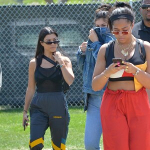 Kylie Jenner et Kourtney Kardashian au festival de musique de Coachella le 13 avril 2018.