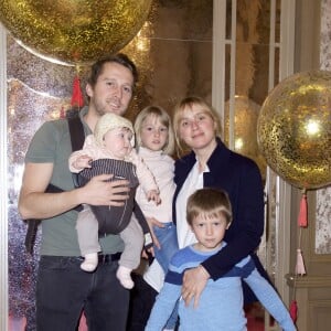 Exclusif - Alexis Manuel, sa femme Charlotte Gallimard et leurs enfants Victor, Jeanne et Suzanne - Goûter de l'album illustré "Lila à la recherche du Mansour" pour les enfants du Royal Mansour Marrakech à l'hôtel Plaza Athénée à Paris le 8 avril 2018. Cette année le Royal Mansour Marrakech a souhaité mettre les enfants à l'honneur en leur dédiant un album écrit par Colombe Schneck et illustré par Delphine Perret. © Julio Piatti /Bestimage