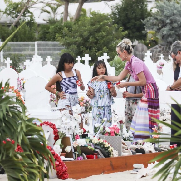 Laeticia Hallyday, ses filles, Jade et Joy, et Sylviane (la nounou) sont allées se recueillir sur la tombe de Johnny Hallyday en compagnie de Jean-Pierre Millot, un prochen et une amie des filles au cimetière marin de Lorient à Saint-Barthélemy, le 17 avril 2018.