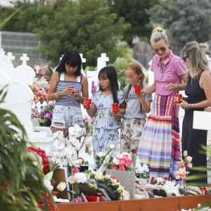 Laeticia Hallyday, ses filles, Jade et Joy, et Sylviane (la nounou) sont allées se recueillir sur la tombe de Johnny Hallyday en compagnie de Jean-Pierre Millot, un prochen et une amie des filles au cimetière marin de Lorient à Saint-Barthélemy, le 17 avril 2018.
