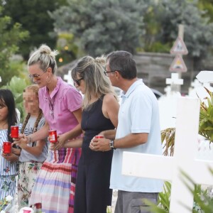 Laeticia Hallyday, ses filles, Jade et Joy, et Sylviane (la nounou) sont allées se recueillir sur la tombe de Johnny Hallyday en compagnie de Jean-Pierre Millot, un prochen et une amie des filles au cimetière marin de Lorient à Saint-Barthélemy, le 17 avril 2018.