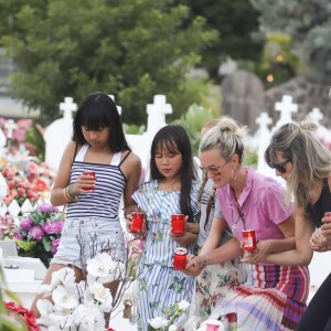 Laeticia Hallyday, ses filles, Jade et Joy, et Sylviane (la nounou) sont allées se recueillir sur la tombe de Johnny Hallyday en compagnie de Jean-Pierre Millot, un prochen et une amie des filles au cimetière marin de Lorient à Saint-Barthélemy, le 17 avril 2018.