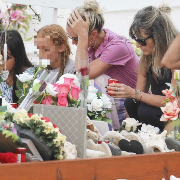 Laeticia Hallyday, ses filles, Jade et Joy, et Sylviane (la nounou) sont allées se recueillir sur la tombe de Johnny Hallyday en compagnie de Jean-Pierre Millot, un prochen et une amie des filles au cimetière marin de Lorient à Saint-Barthélemy, le 17 avril 2018.