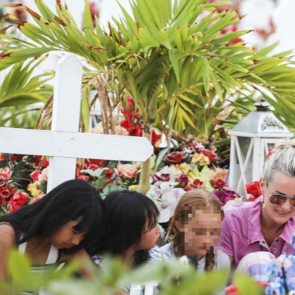 Laeticia Hallyday, ses filles, Jade et Joy, et Sylviane (la nounou) sont allées se recueillir sur la tombe de Johnny Hallyday en compagnie de Jean-Pierre Millot, un prochen et une amie des filles au cimetière marin de Lorient à Saint-Barthélemy, le 17 avril 2018.