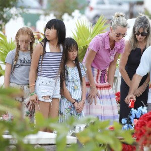 Laeticia Hallyday, ses filles, Jade et Joy, et Sylviane (la nounou) sont allées se recueillir sur la tombe de Johnny Hallyday en compagnie de Jean-Pierre Millot, un prochen et une amie des filles au cimetière marin de Lorient à Saint-Barthélemy, le 17 avril 2018.