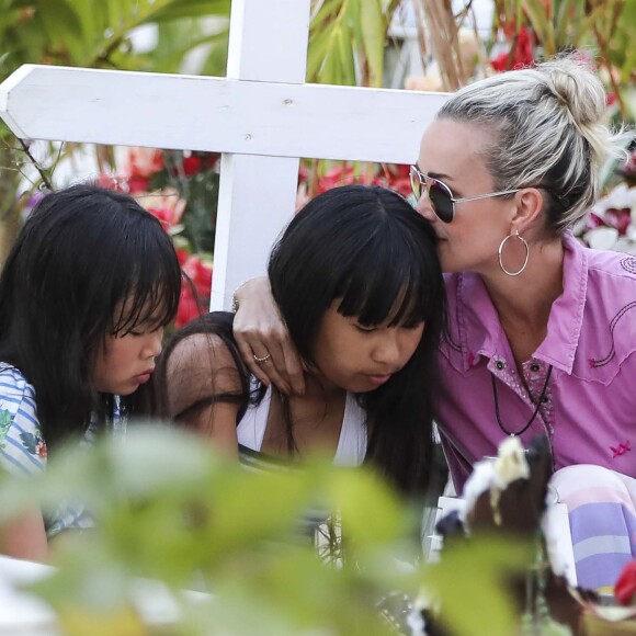 Laeticia Hallyday, ses filles, Jade et Joy, et Sylviane (la nounou) sont allées se recueillir sur la tombe de Johnny Hallyday en compagnie de Jean-Pierre Millot, un prochen et une amie des filles au cimetière marin de Lorient à Saint-Barthélemy, le 17 avril 2018.