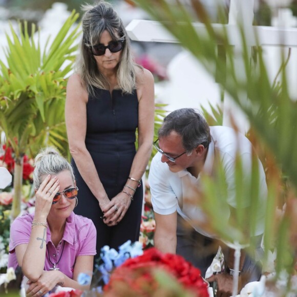 Laeticia Hallyday, ses filles, Jade et Joy, et Sylviane (la nounou) sont allées se recueillir sur la tombe de Johnny Hallyday en compagnie de Jean-Pierre Millot, un prochen et une amie des filles au cimetière marin de Lorient à Saint-Barthélemy, le 17 avril 2018.