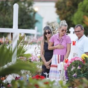 Laeticia Hallyday, ses filles, Jade et Joy, et Sylviane (la nounou) sont allées se recueillir sur la tombe de Johnny Hallyday en compagnie de Jean-Pierre Millot, un prochen et une amie des filles au cimetière marin de Lorient à Saint-Barthélemy, le 17 avril 2018.