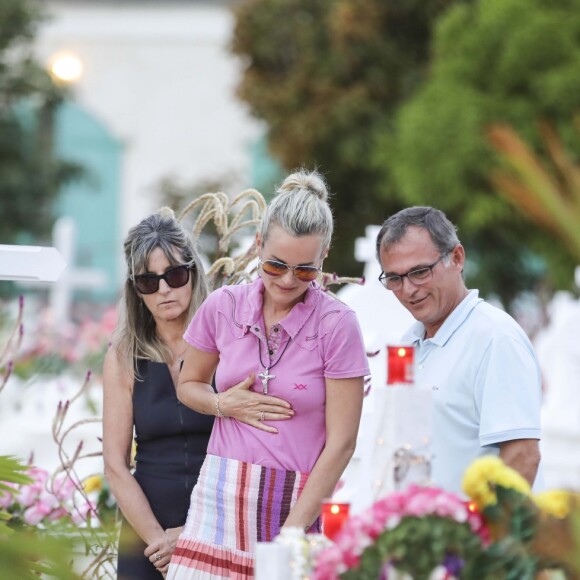 Laeticia Hallyday, ses filles, Jade et Joy, et Sylviane (la nounou) sont allées se recueillir sur la tombe de Johnny Hallyday en compagnie de Jean-Pierre Millot, un prochen et une amie des filles au cimetière marin de Lorient à Saint-Barthélemy, le 17 avril 2018.