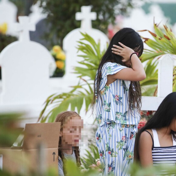 Laeticia Hallyday, ses filles, Jade et Joy, et Sylviane (la nounou) sont allées se recueillir sur la tombe de Johnny Hallyday en compagnie de Jean-Pierre Millot, un prochen et une amie des filles au cimetière marin de Lorient à Saint-Barthélemy, le 17 avril 2018.