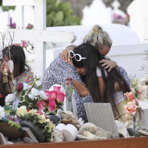 Laeticia Hallyday, ses filles Jade et Joy et Sylviane (la nounou) sont allées se recueillir sur la tombe de J.Hallyday au cimetière marin de Lorient à Saint-Barthélemy, le 16 avril 2018. Laeticia a fondu en larmes dans les bras de ses filles. Elles sont ensuite allées à la plage avec son amie L. Jossua et son fils et ont fini la journée par un peu de shopping.16/04/2018 - Saint-Barthélemy