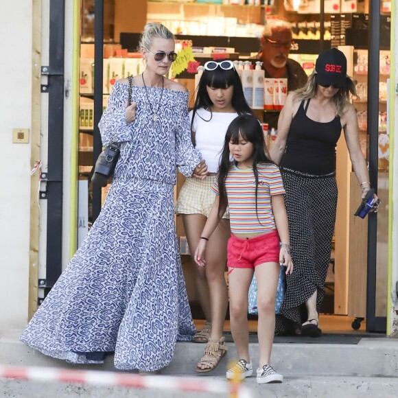 Laeticia Hallyday, ses filles Jade et Joy et Sylviane (la nounou) sont allées se recueillir sur la tombe de J.Hallyday au cimetière marin de Lorient à Saint-Barthélemy, le 16 avril 2018. Laeticia a fondu en larmes dans les bras de ses filles. Elles sont ensuite allées à la plage avec son amie L. Jossua et son fils et ont fini la journée par un peu de shopping.16/04/2018 - Saint-Barthélemy