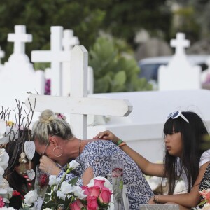 Laeticia Hallyday, ses filles Jade et Joy et Sylviane (la nounou) sont allées se recueillir sur la tombe de J.Hallyday au cimetière marin de Lorient à Saint-Barthélemy, le 16 avril 2018. Laeticia a fondu en larmes dans les bras de ses filles. Elles sont ensuite allées à la plage avec son amie L. Jossua et son fils et ont fini la journée par un peu de shopping.16/04/2018 - Saint-Barthélemy