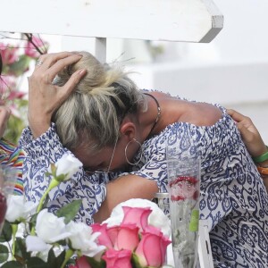 Laeticia Hallyday, ses filles Jade et Joy et Sylviane (la nounou) sont allées se recueillir sur la tombe de J.Hallyday au cimetière marin de Lorient à Saint-Barthélemy, le 16 avril 2018. Laeticia a fondu en larmes dans les bras de ses filles. Elles sont ensuite allées à la plage avec son amie L. Jossua et son fils et ont fini la journée par un peu de shopping.16/04/2018 - Saint-Barthélemy