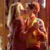 Exclusif - Cara Delevingne et Paris Jackson s'embrassent, plaisantent et se taquinent lors d'une balade nocturne avec Macaulay Culkin et Brenda Song dans les rues de West Hollywood le 23 mars 2018.