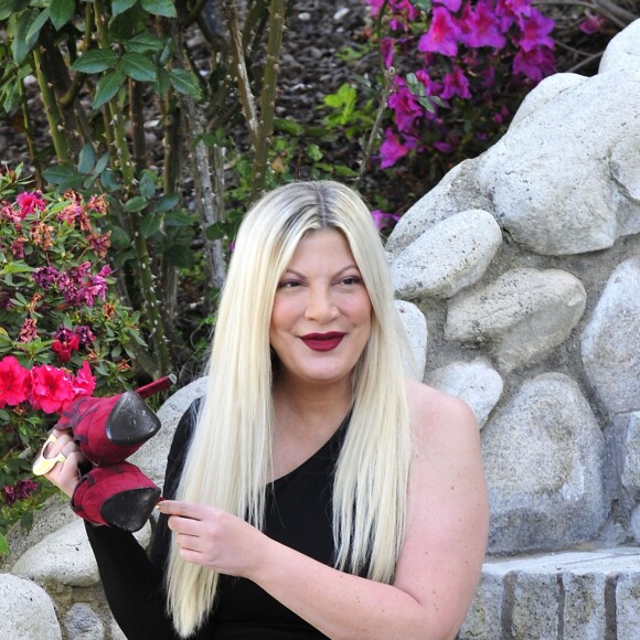 Tori Spelling devant sa maison de Los Angeles le 22 avril 2018.