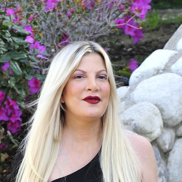 Tori Spelling devant sa maison de Los Angeles le 22 avril 2018.