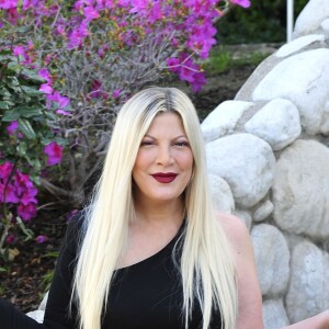 Tori Spelling devant sa maison de Los Angeles le 22 avril 2018.