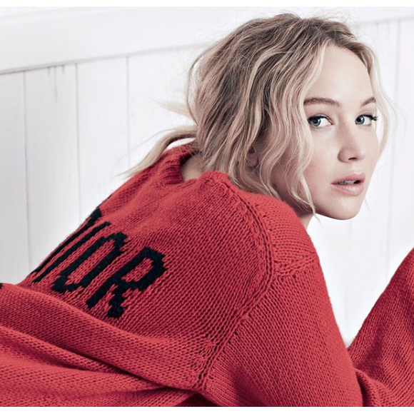 Jennifer Lawrence retrouve la maison Dior le temps d'une campagne estivale pour la collection printemps-été 2018.